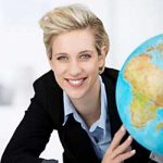 Frau mit Globus