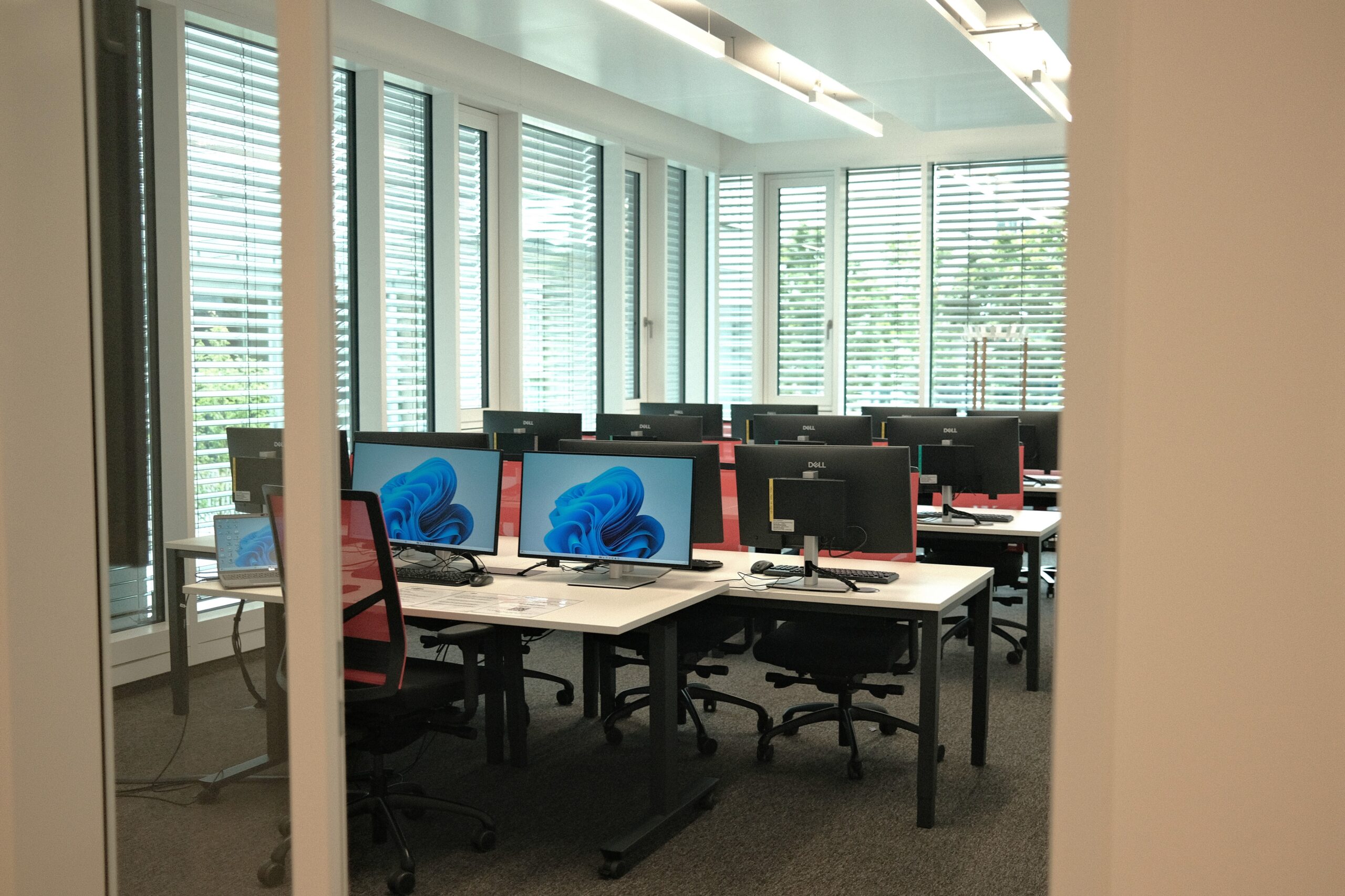IT-Schulungsraum mit Computern an allen Arbeitsplätzen